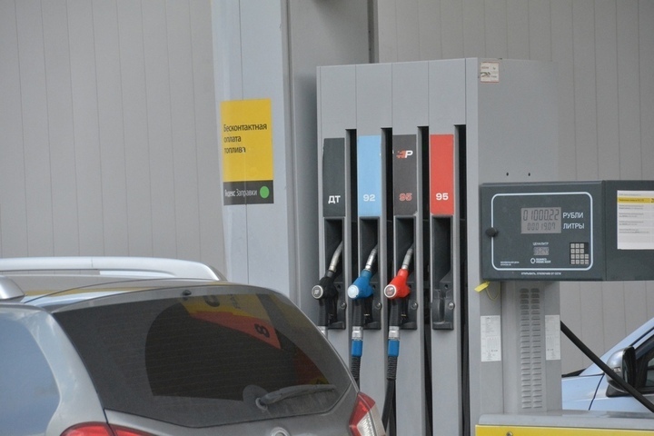 После небольшого перерыва цена на бензин в Саратовской области вновь поползли вверх