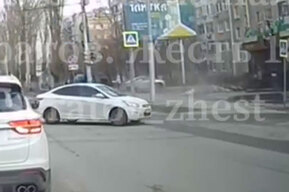 На улице Чернышевского иномарка выехала на тротуар, где шла девушка (видео)