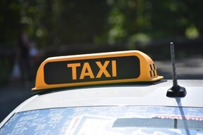 В Госдуму внесен закон, который обяжет работодателей оплачивать такси для сотрудников (но не всегда)