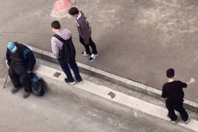 Балашовских подростков заподозрили в издевательстве над пенсионером с тростью: комментарий полиции