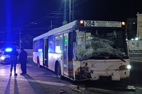 На Славянской площади столкнулись автобус «Саратов-Энгельс» и Mercedes: есть пострадавшие
