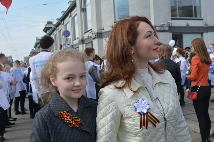 Депутат Саратовской областной думы Юлия Литневская (справа)