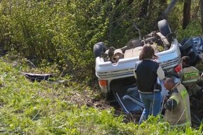 Под Аткарском опрокинулась «Волга»: спасатели доставали из автомобиля пострадавшего водителя